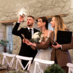 Свадебный организатор работает с молодожёнами