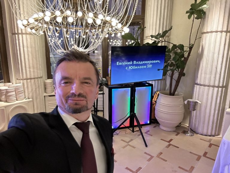 Ведущий Олег Когут