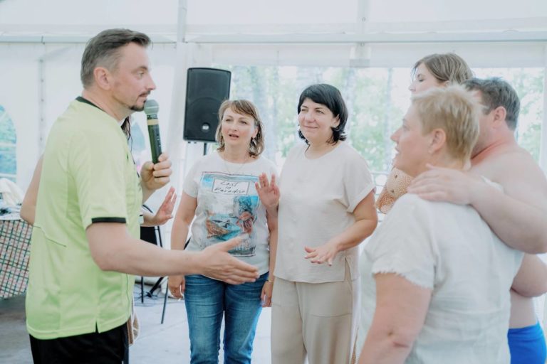 Ведущий и участники
